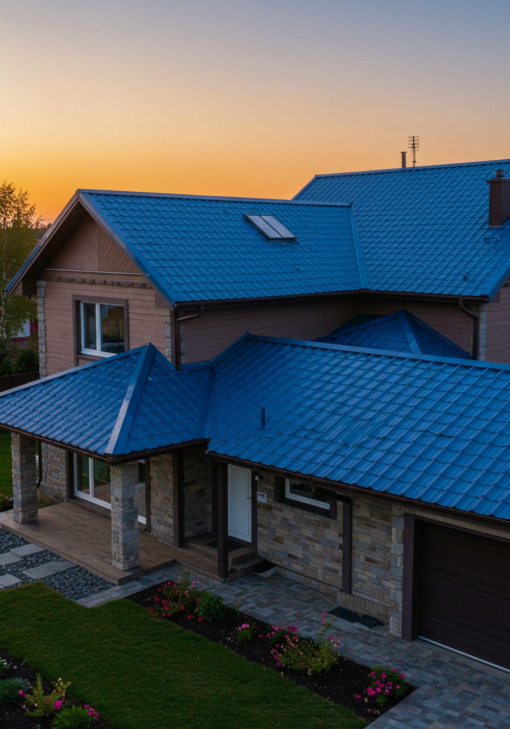 Durability Meets Style In Blue Metal Roof Houses